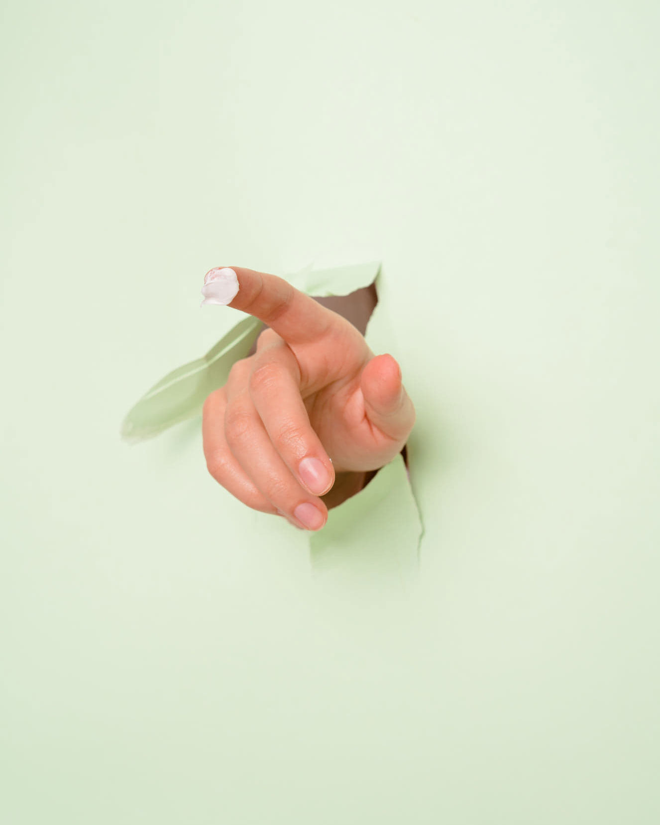 cremă de curățare pe deget