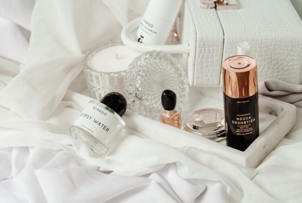 produse cosmetice pe asternut